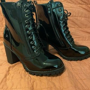 Black boots by Fashion Nova